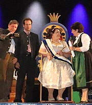 Juliane I .und Kreisbäuerin Regina Plöckl im Festzelt (©Foto: Martin Schmitz)
